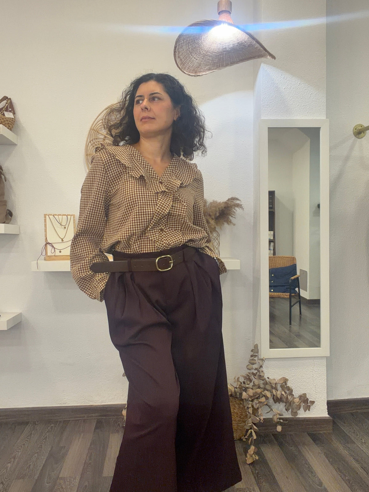 Pantalón básico burdeos de pernera ancha con cinturón incluido