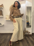 Pantalón básico crema de pernera ancha con cinturón incluido