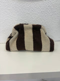 Bolso clutch beige y chocolate con cadena dorada