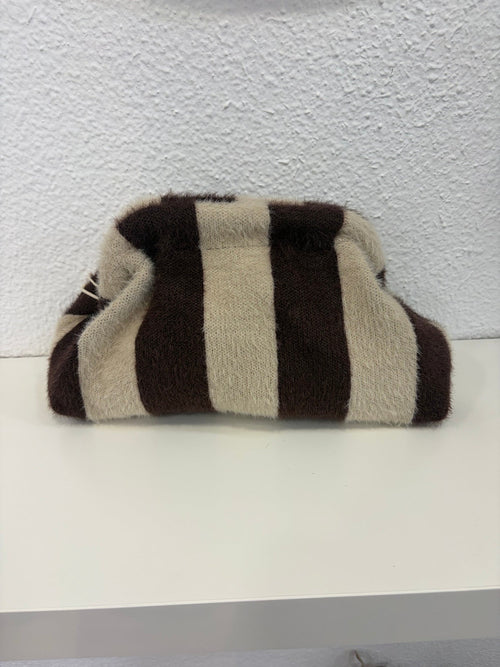 Bolso clutch beige y chocolate con cadena dorada