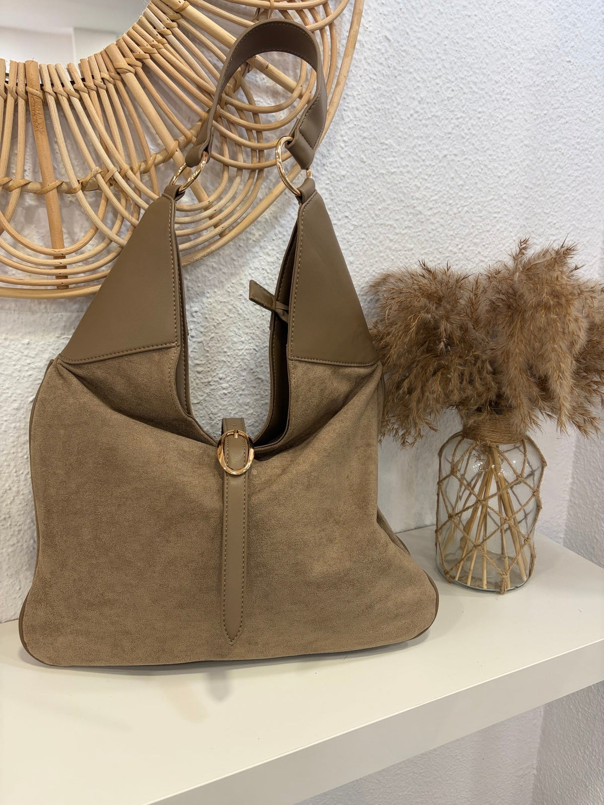 Bolso hobo camel con asa anilla dorada y cierre central
