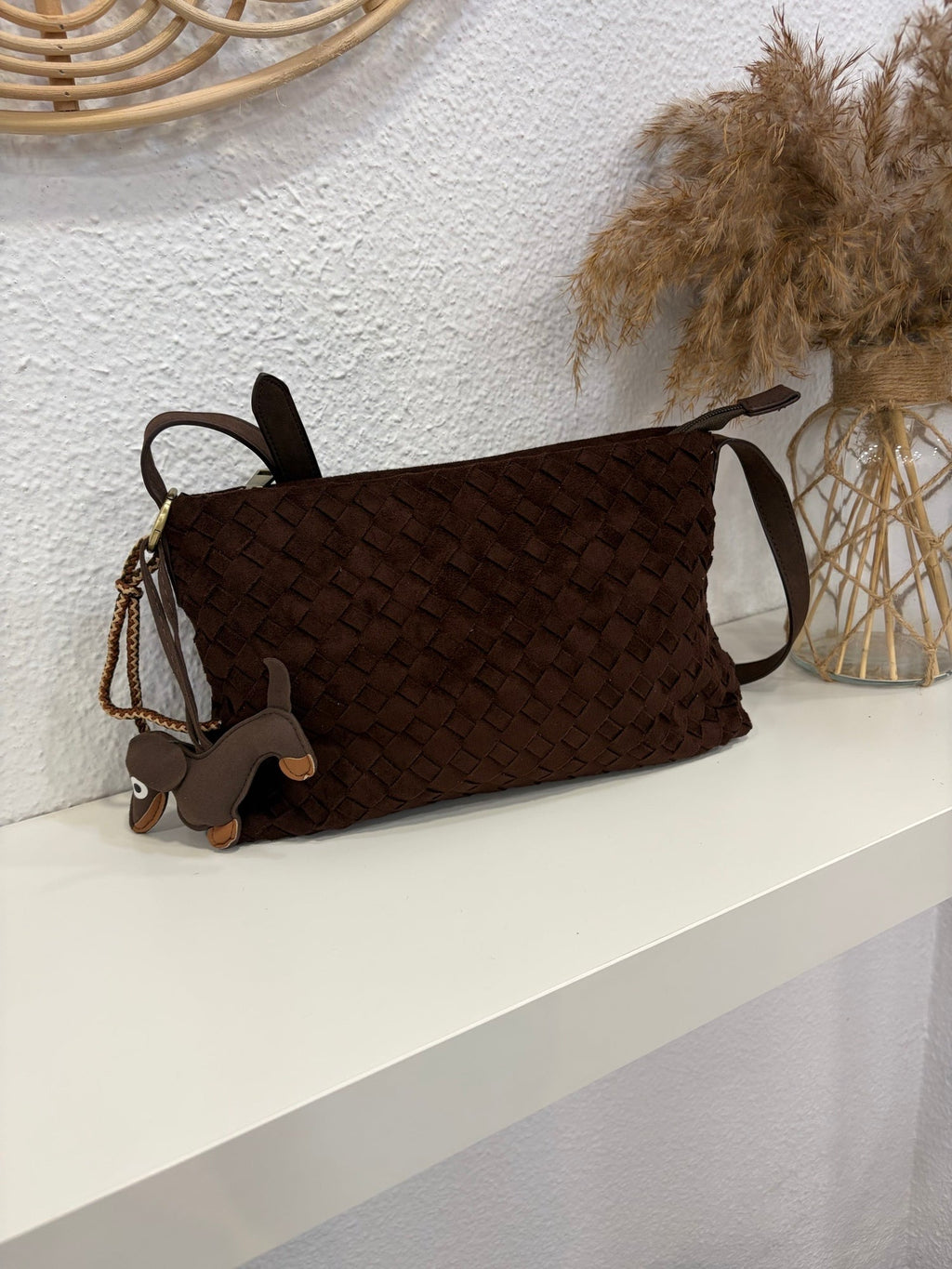 Bolso trenzado chocolate con asa larga y colgante de perro extraíble
