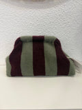 Bolso clutch verde salvia y berenjena con cadena dorada