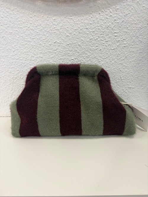 Bolso clutch verde salvia y berenjena con cadena dorada