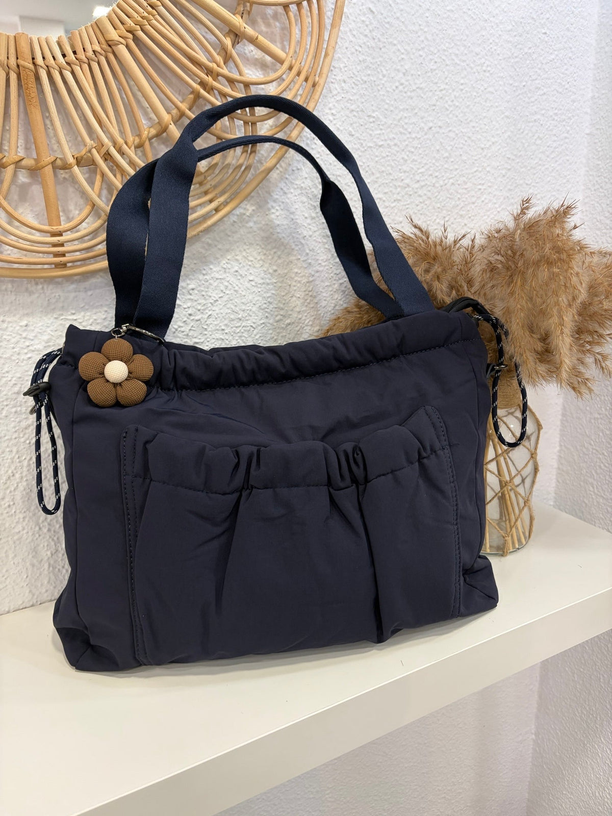 Bolso azul marino con asas y adorno de flor extraíble