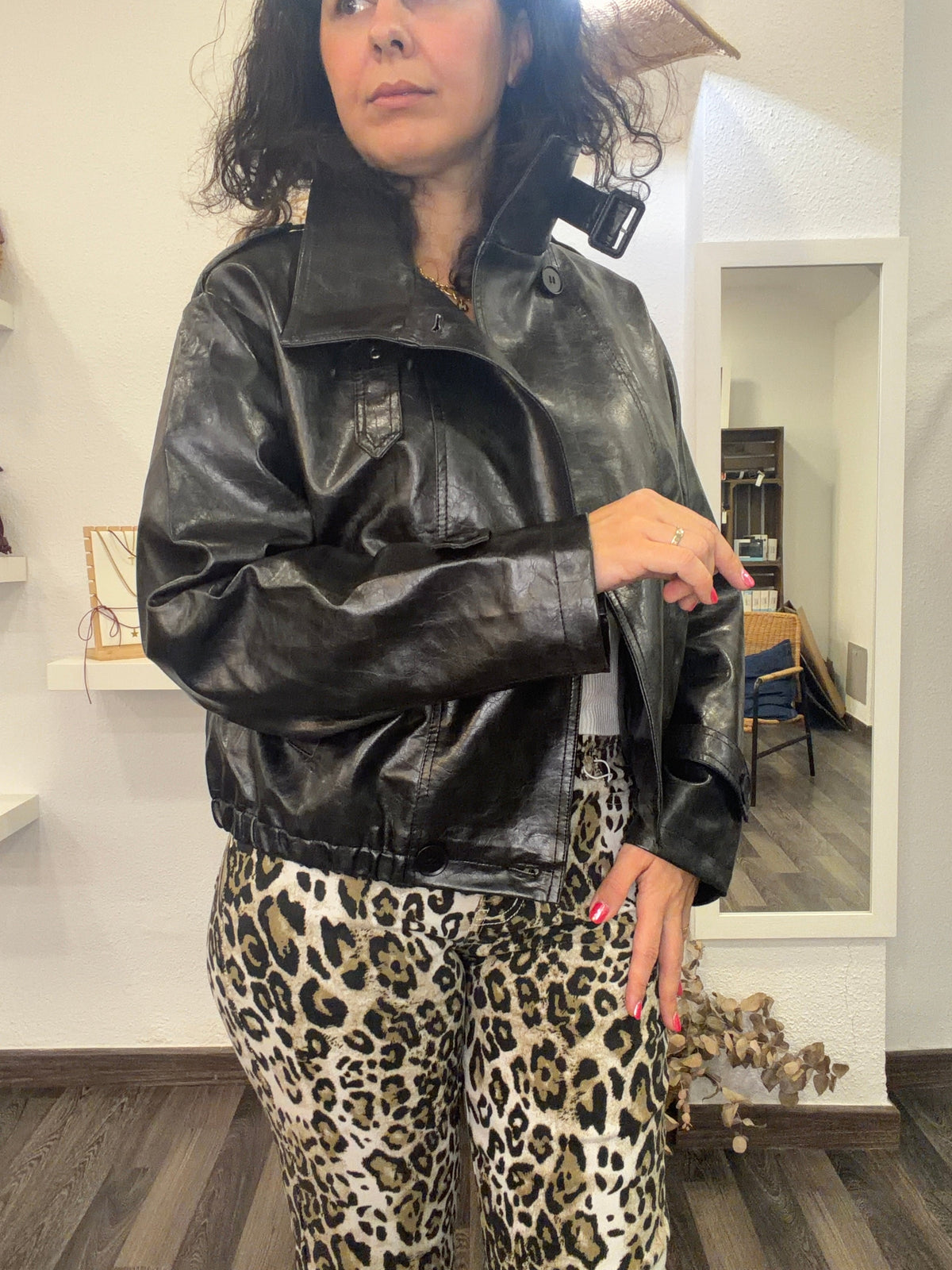 Chaqueta de polipiel negra - look completo