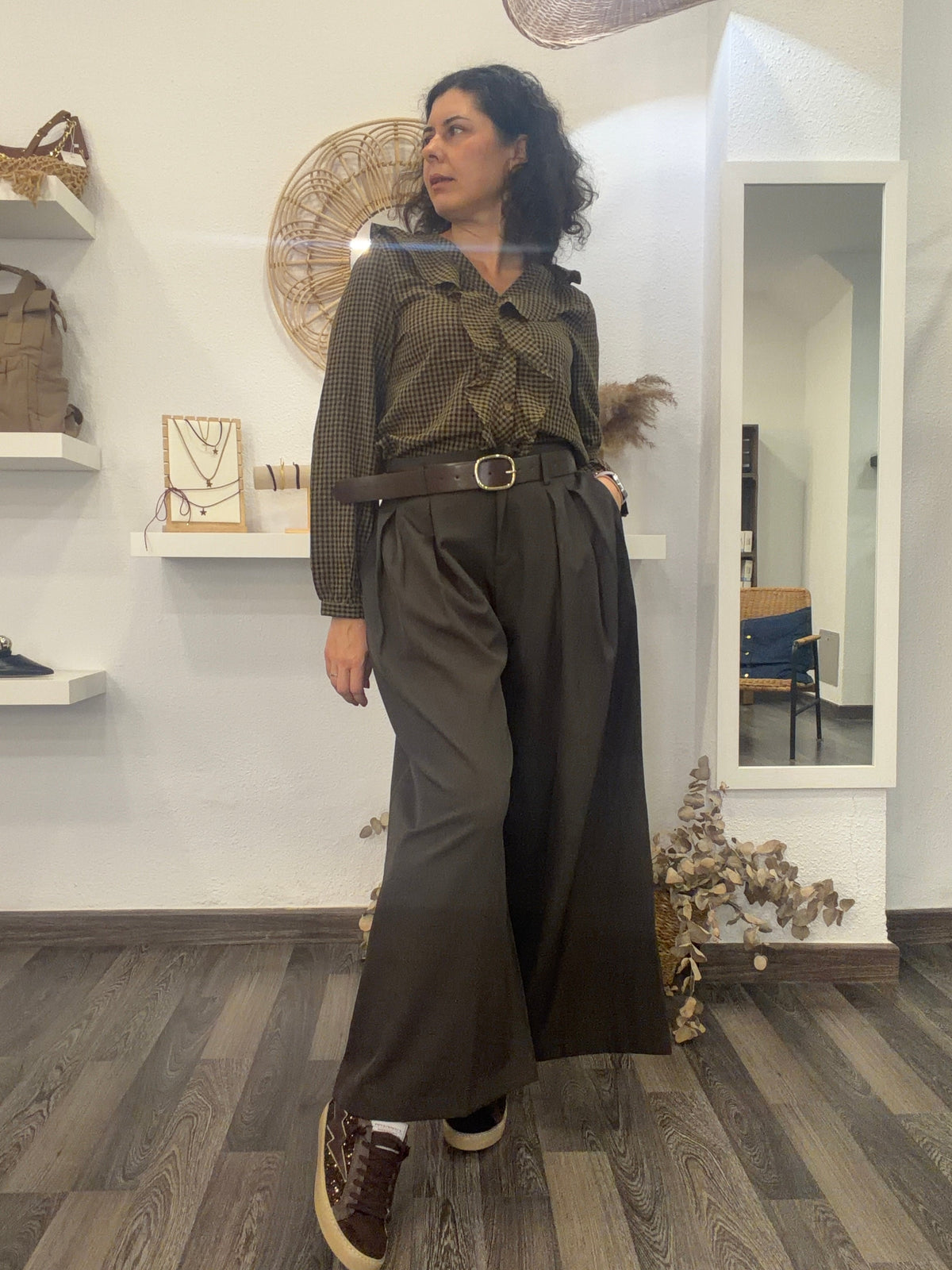 Pantalón básico chocolate de pernera ancha con cinturón incluido