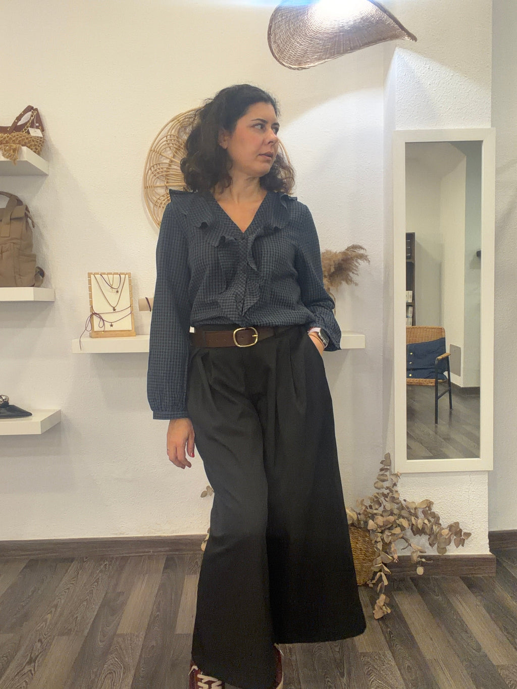 Pantalón básico negro de pernera ancha con cinturón incluido