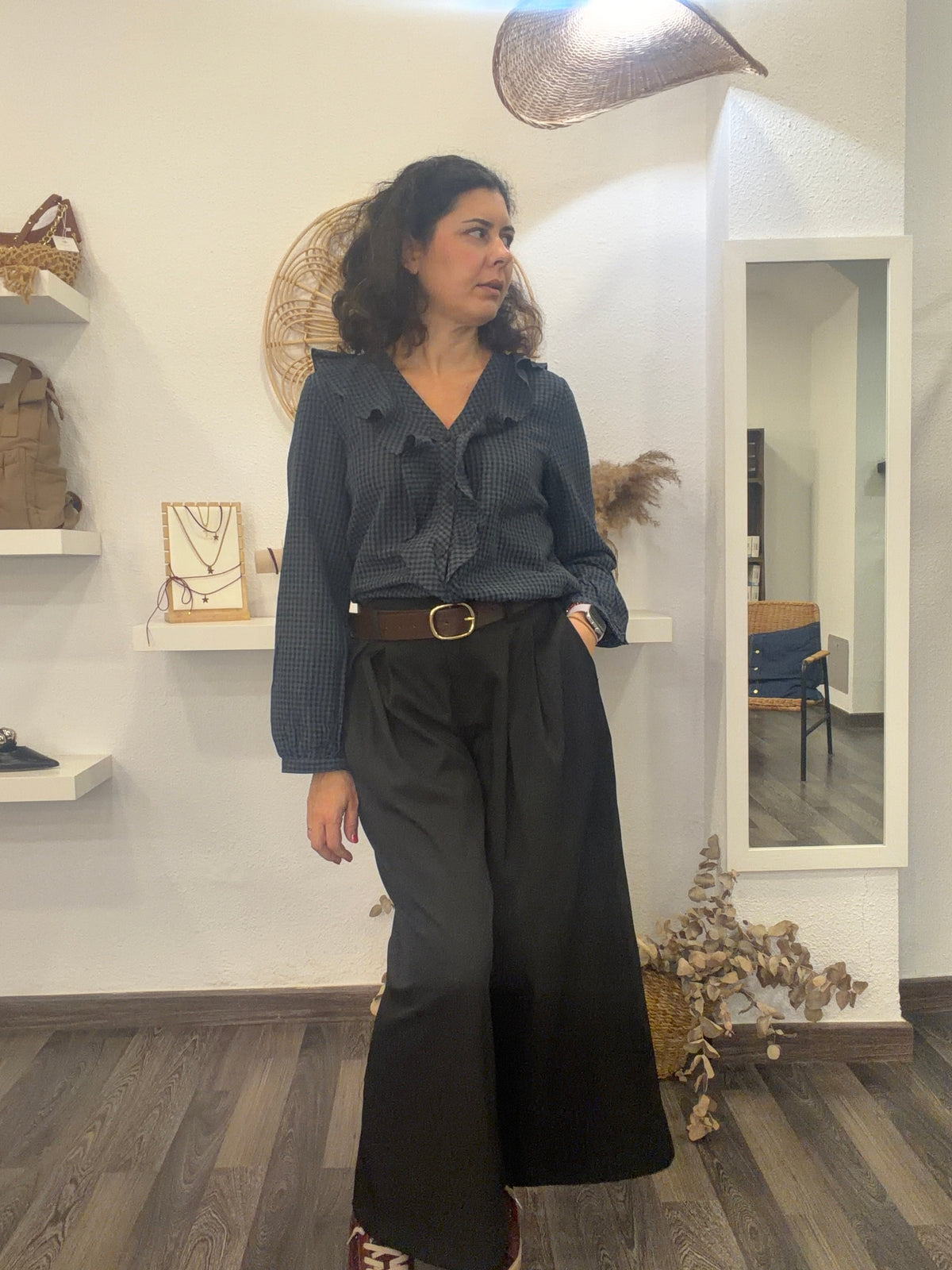 Pantalón básico negro de pernera ancha con cinturón incluido